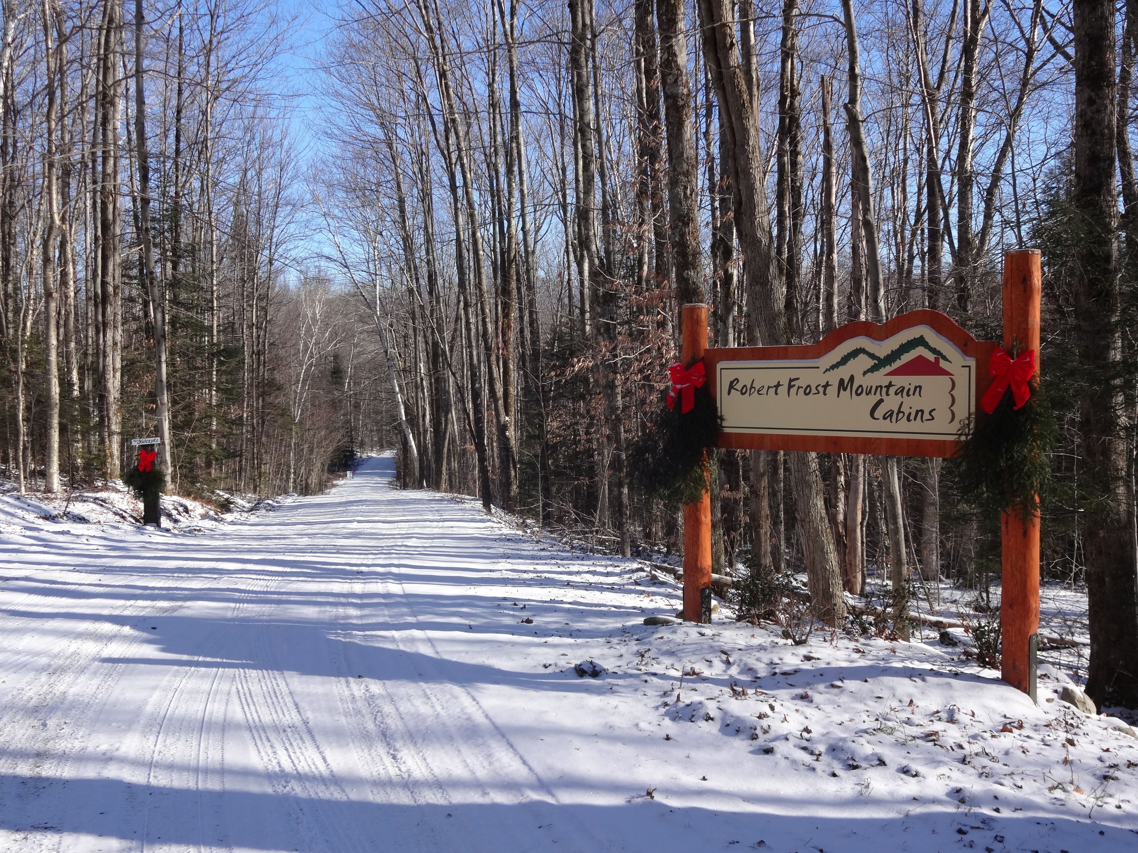 Una carretera cubierta de nieve que conduce a Robert Frost Mountain Cabins.