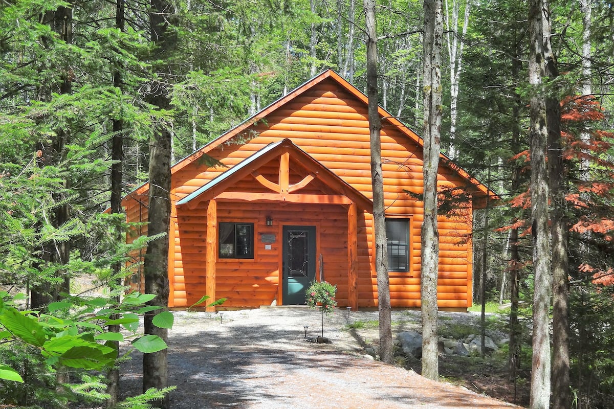 Cabin 7 (Pet Friendly) - Hemlock Hideaway | Camas con pillow-top, decoración personalizada y muebles diferentes
