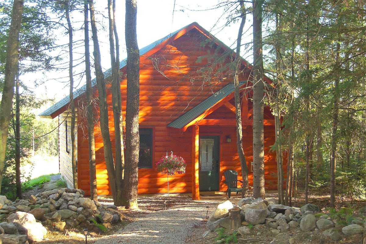 Cabin 1 (Pet Free) - Peak Perspective | Camas con pillow-top, decoración personalizada y muebles diferentes