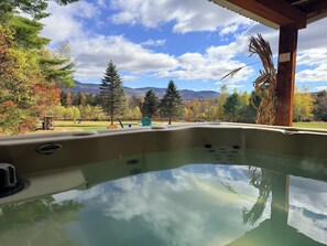 Outdoor spa tub - Robert Frost Mountain Cabins (Ripton)