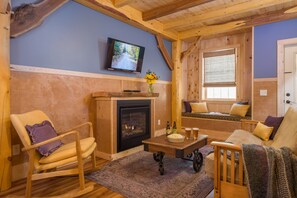Cabin 7 (Pet Friendly) - Hemlock Hideaway | Oppholdsrom | Flatskjerm-TV, peis og DVD-spiller