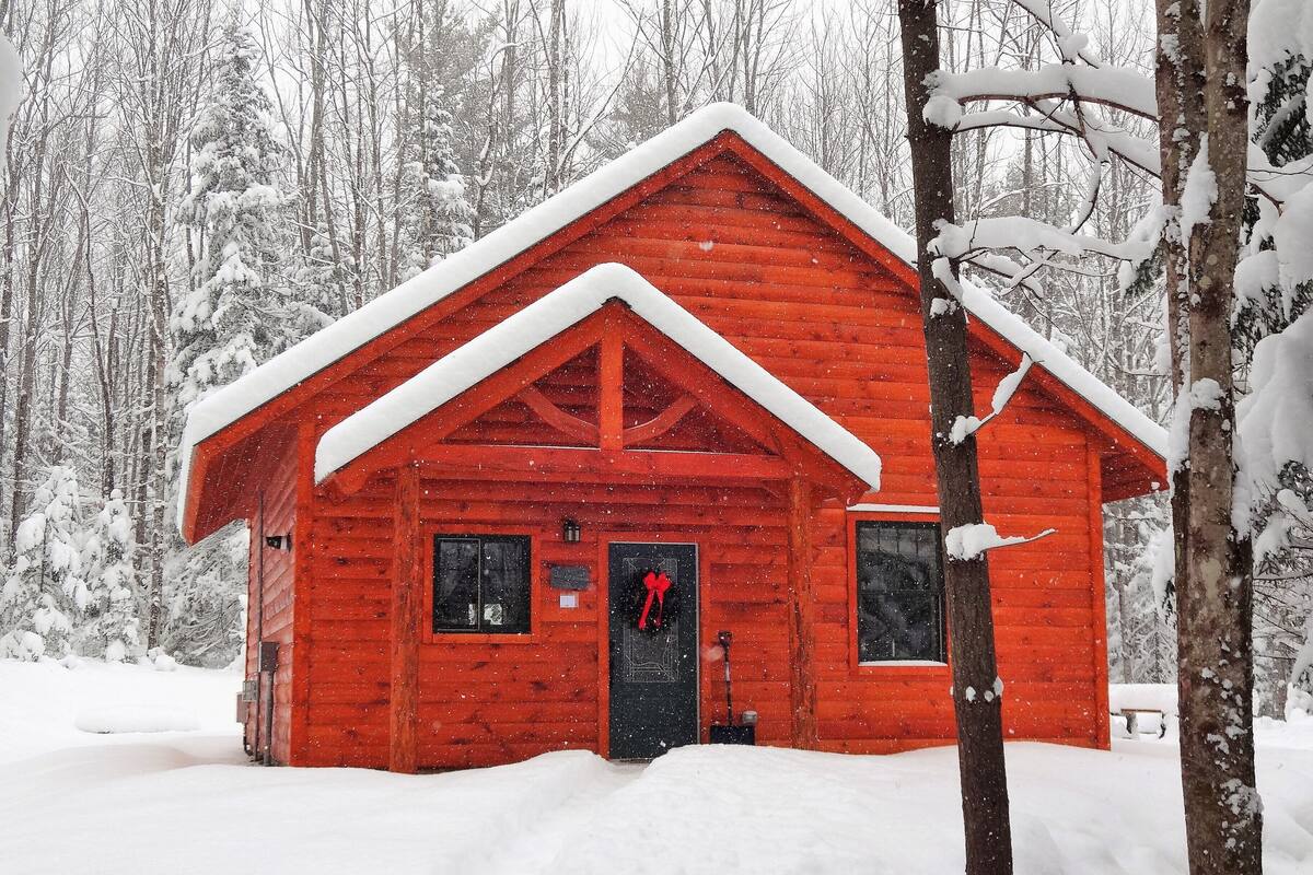 Cabin 7 (Pet Friendly) - Hemlock Hideaway | 舒適加層、熨斗/熨衣板、隨行嬰兒床、免費無線上網