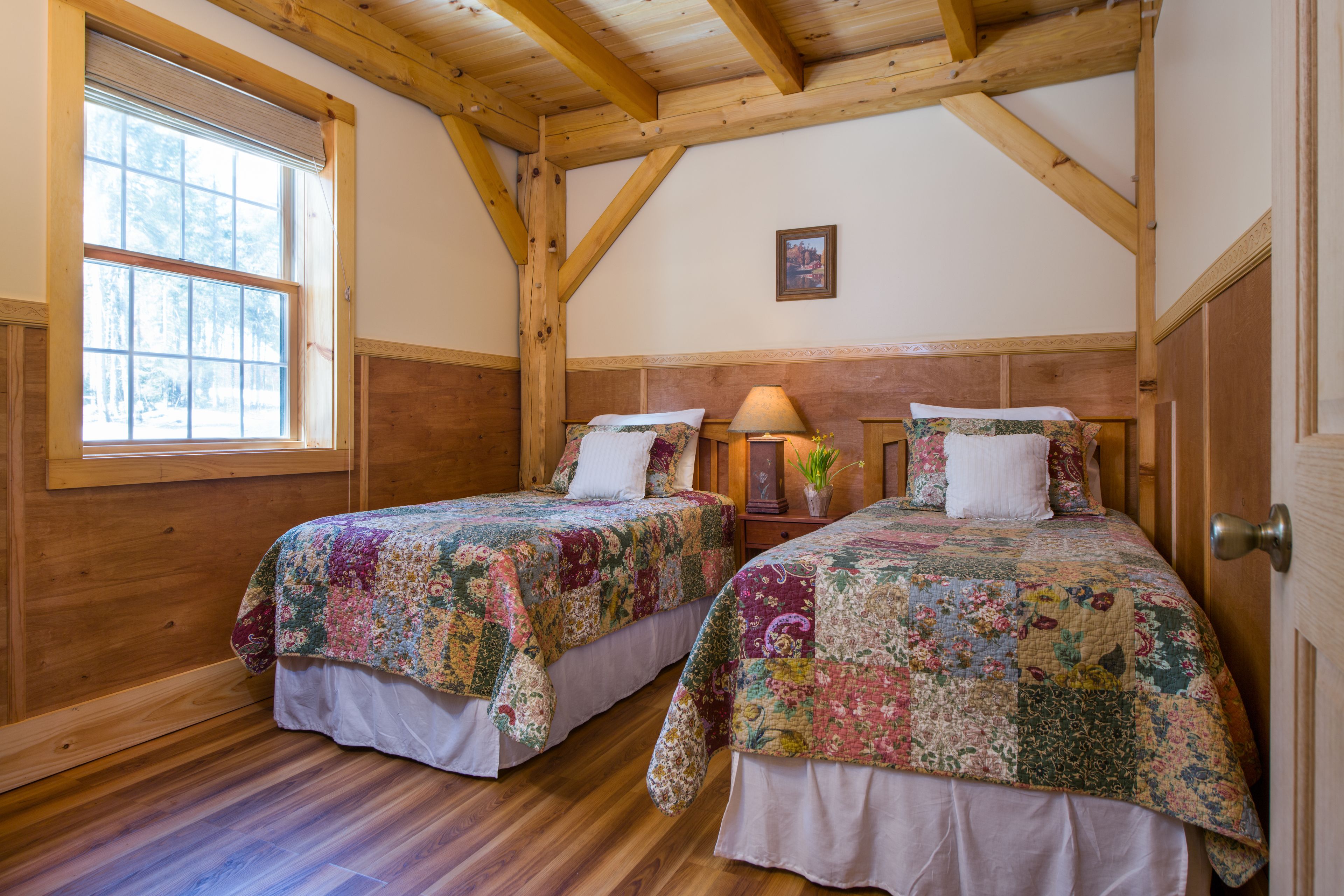 Cabin 3 (Pet Free) - Blackberry Bend | Senger med overmadrass, individuelt dekorert og individuelt innredet