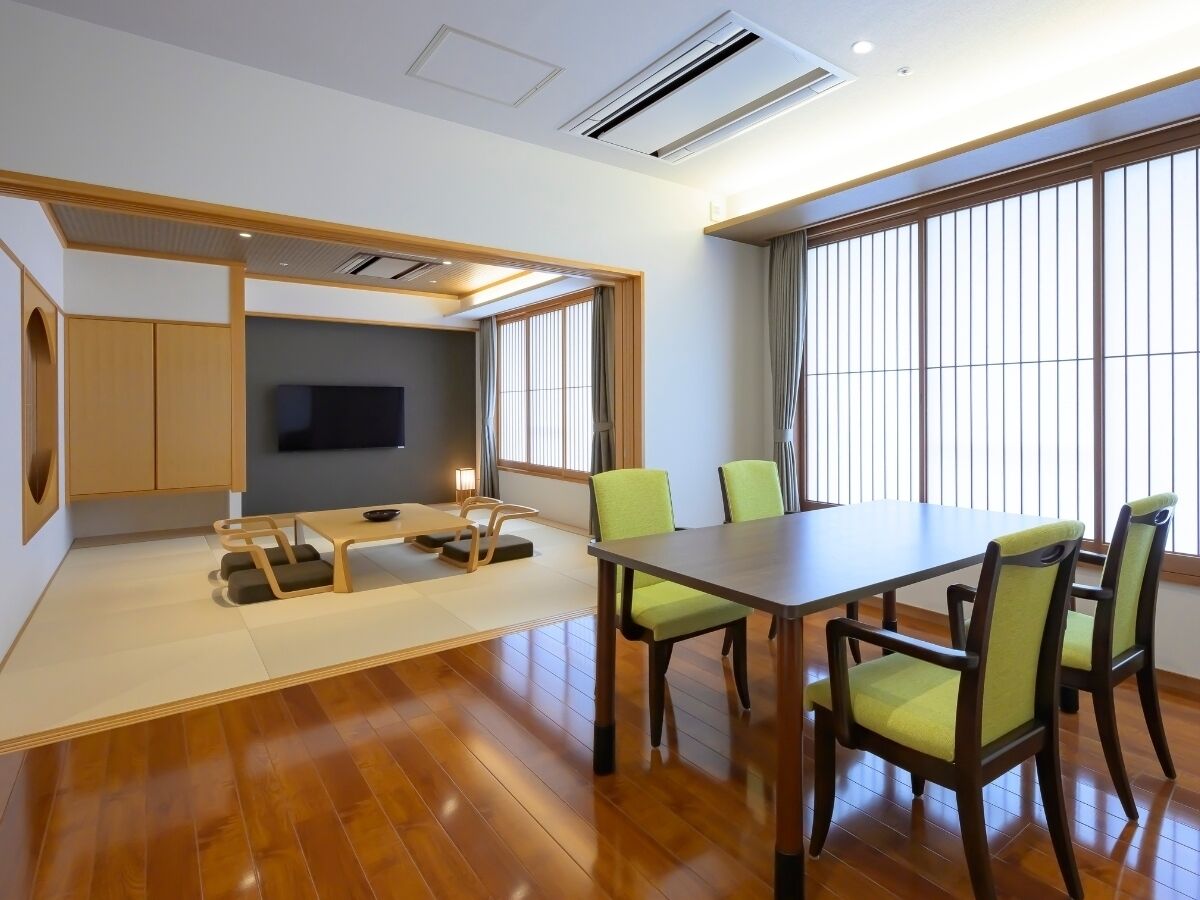 Familjerum - tillgänglighetsanpassat - icke-rökare (with hot springs) | Värdeförvaringsskåp på rummet, gratis wi-fi och sängkläder