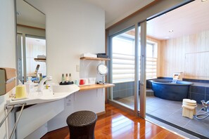 Habitació familiar, accessible, no fumadors (with hot springs) | Bany | Articles de tocador gratuïts, assecador de cabells, sabatilles i bidet 