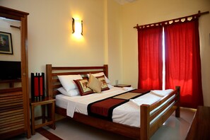 Escritorio, cortinas opacas, wifi gratis