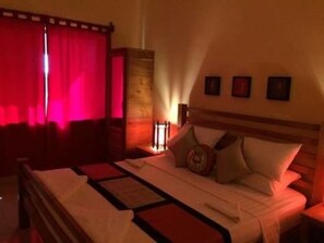 Escritorio, cortinas blackout y wifi gratis 