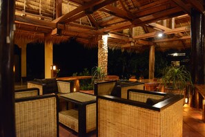 Se ofrece un desayuno a la carta (15 USD por persona)