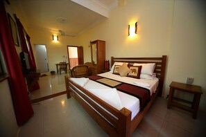 Desk, blackout curtains, free WiFi - Mea Culpa Kampot (Kampot)