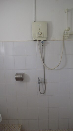 Zweibettzimmer (Ground Floor) | Schreibtisch, Verdunkelungsvorhänge, kostenloses WLAN