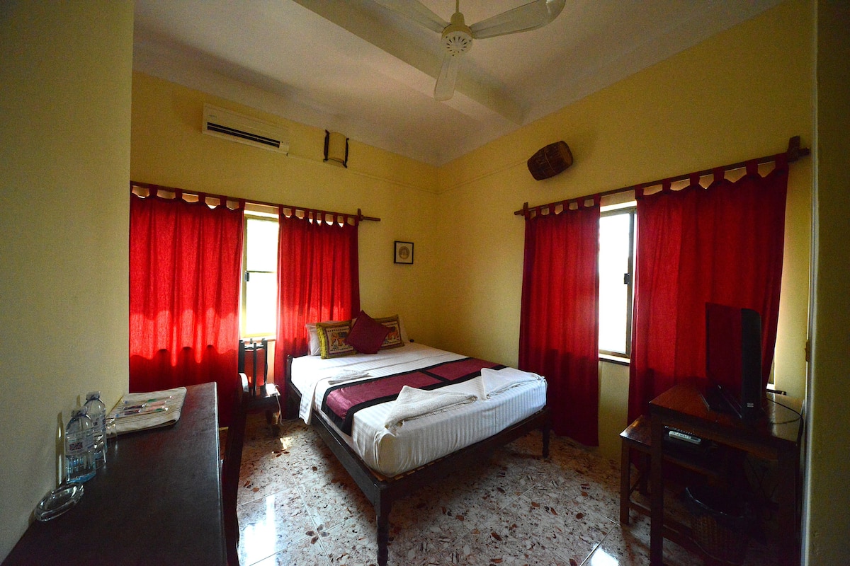 Single Room (Good for 2 People) | Desk, blackout drapes, free WiFi