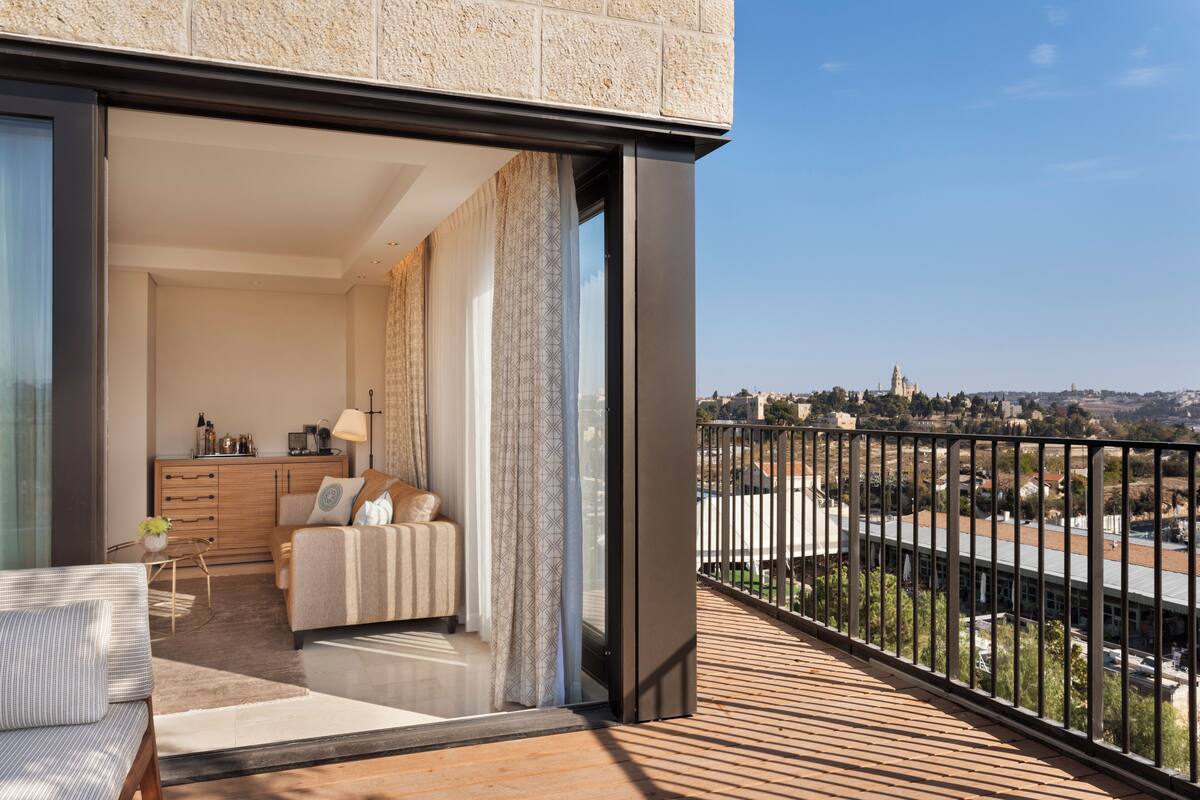 Orient Royal City View Suite | Minibar, caja de seguridad en la habitación y cortinas blackout