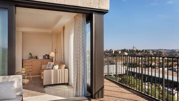 Ein moderner Balkon mit Holzboden und Blick auf die Stadtlandschaft.