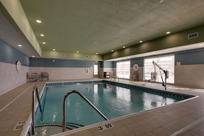 Piscine couverte, accÚs possible de 05 h 00 à 23 h 00, chaises longues