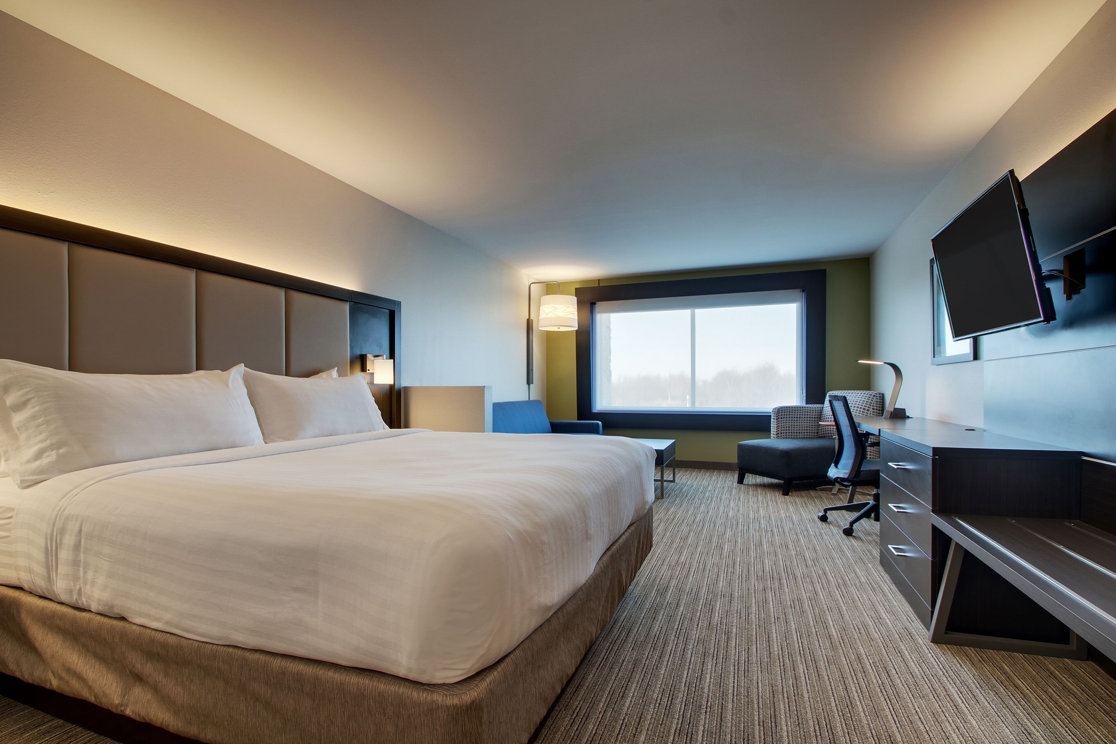 Peti besi dalam bilik, meja, ruang kerja komputer riba 