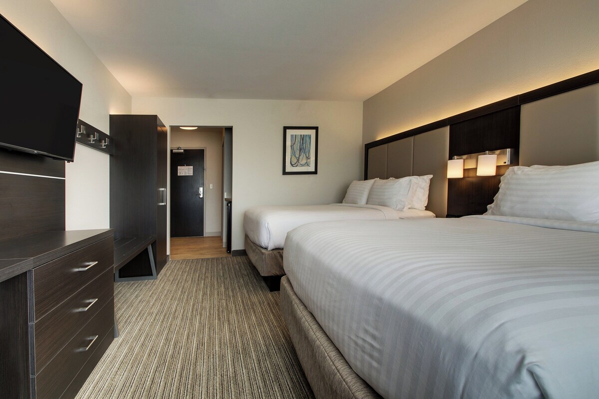 Chambre Standard, 2 grands lits, accessible aux personnes à mobilité réduite (Communications) | Coffre-fort, bureau, espace de travail pour ordinateurs portables