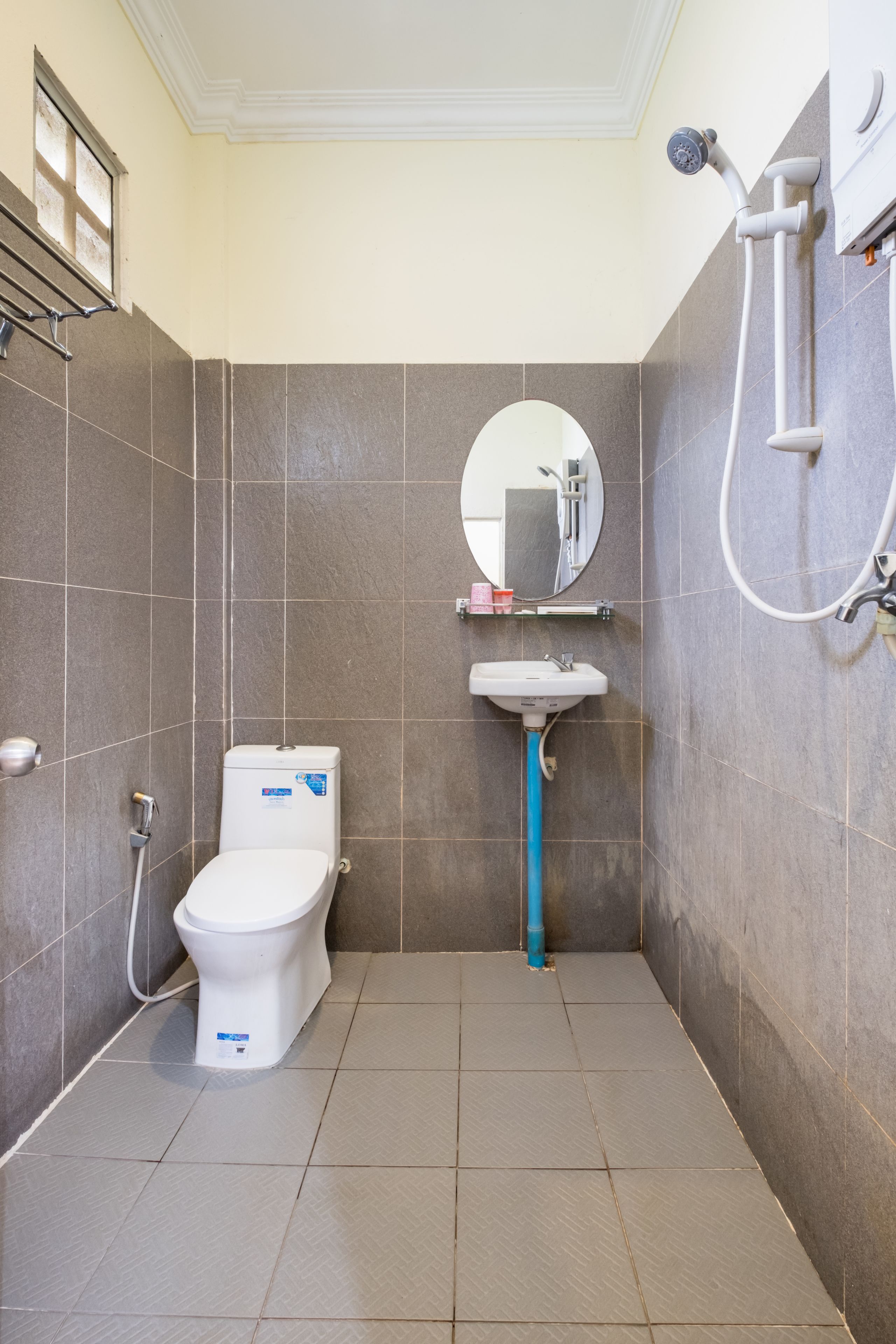 Un baño con inodoro, lavabo y ducha.