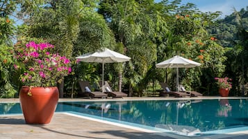 Outdoor pool, pool umbrellas, sun loungers