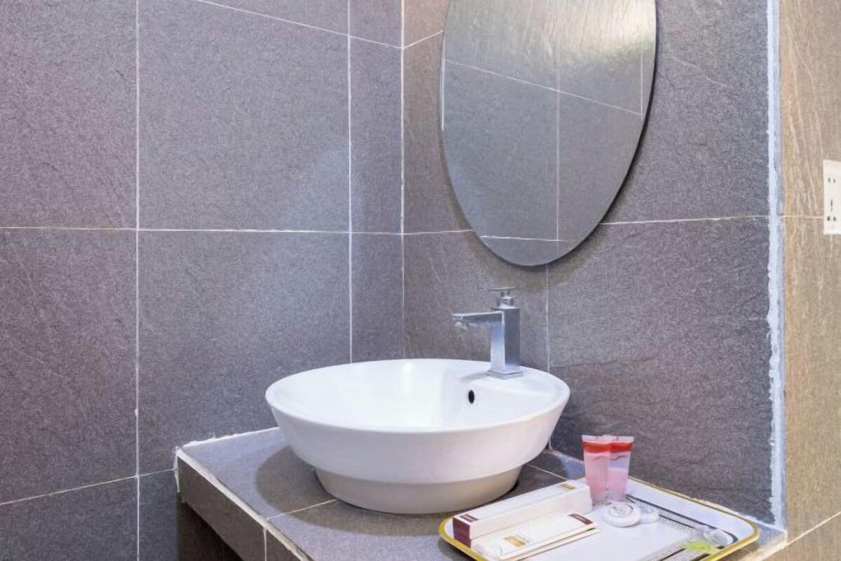 Bathroom | Shower, free toiletries, towels