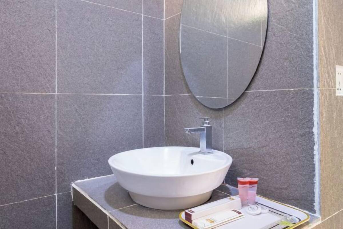 Bathroom | Shower, free toiletries, towels