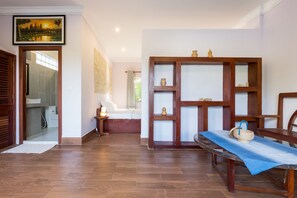 Superior Double Room | Living area | Flat-screen TV - Le Kep Bungalows (Kep)