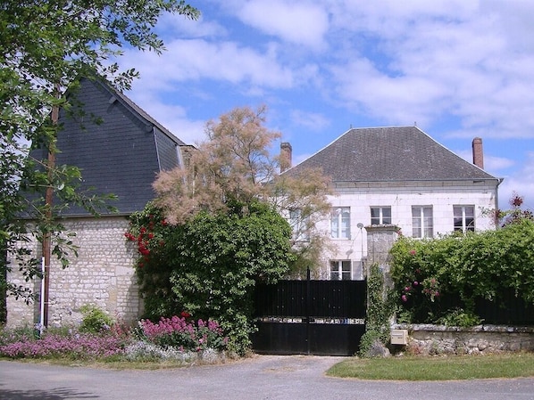 Exterior - Le Presbytère de Sévigny (Sevigny-Waleppe)