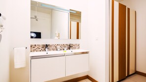 Family Penthouse, 3 Bedrooms, Ocean View | Bathroom | Separate bathtub and shower, free toiletries, hair dryer, bathrobes - Latitude by Horizon Holidays (Black River)
