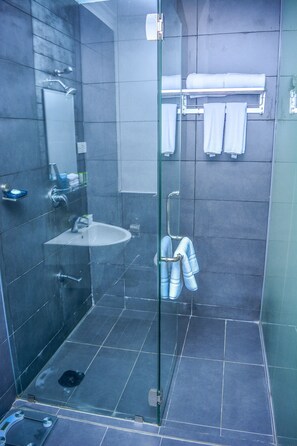 Shower, rainfall showerhead, free toiletries, towels