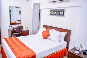 Zimmersafe, Schreibtisch, schallisolierte Zimmer, Bügeleisen/Bügelbrett