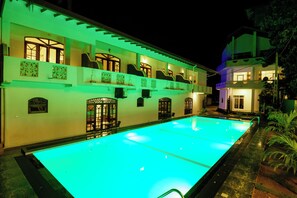 Piscina externa, espreguiçadeiras
