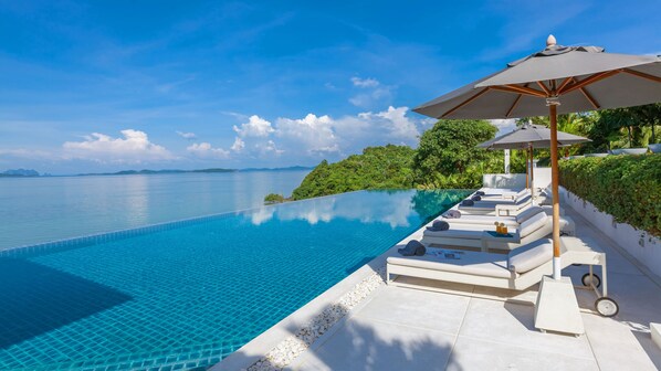 สระว่ายน้ำกลางแจ้ง, เก้าอี้อาบแดดริมสระ