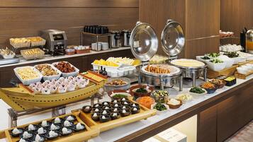 بوفيه فطور يوميًا بتكلفة قدرها (2420 JPY للشخص)