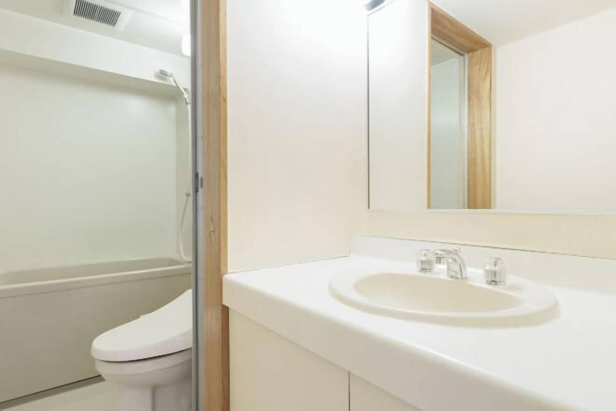 Bathroom | Free toiletries, hair dryer, towels, shampoo