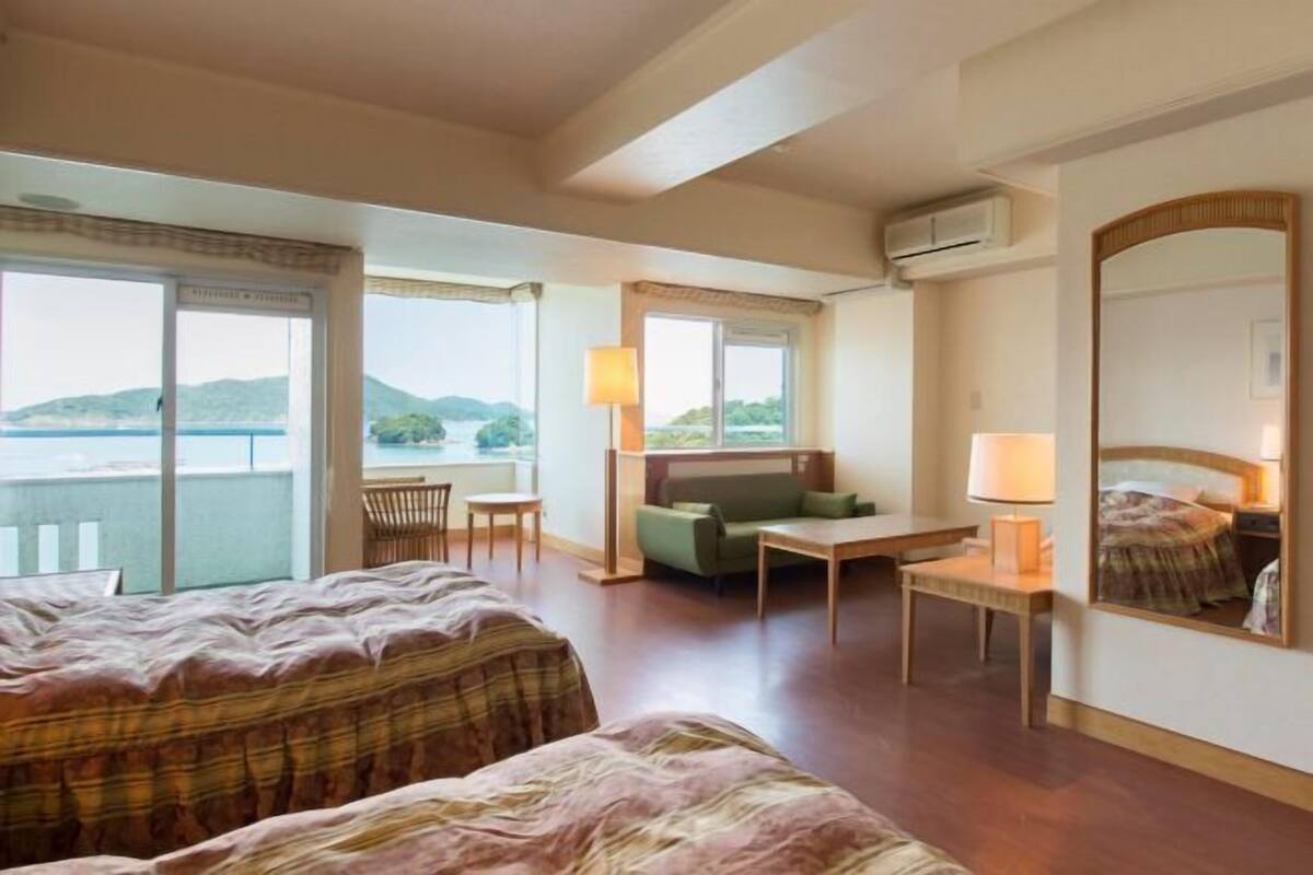 1 bedroom, bed sheets