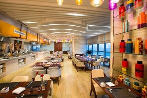 Petit déjeuner buffet servi tous les jours en supplément