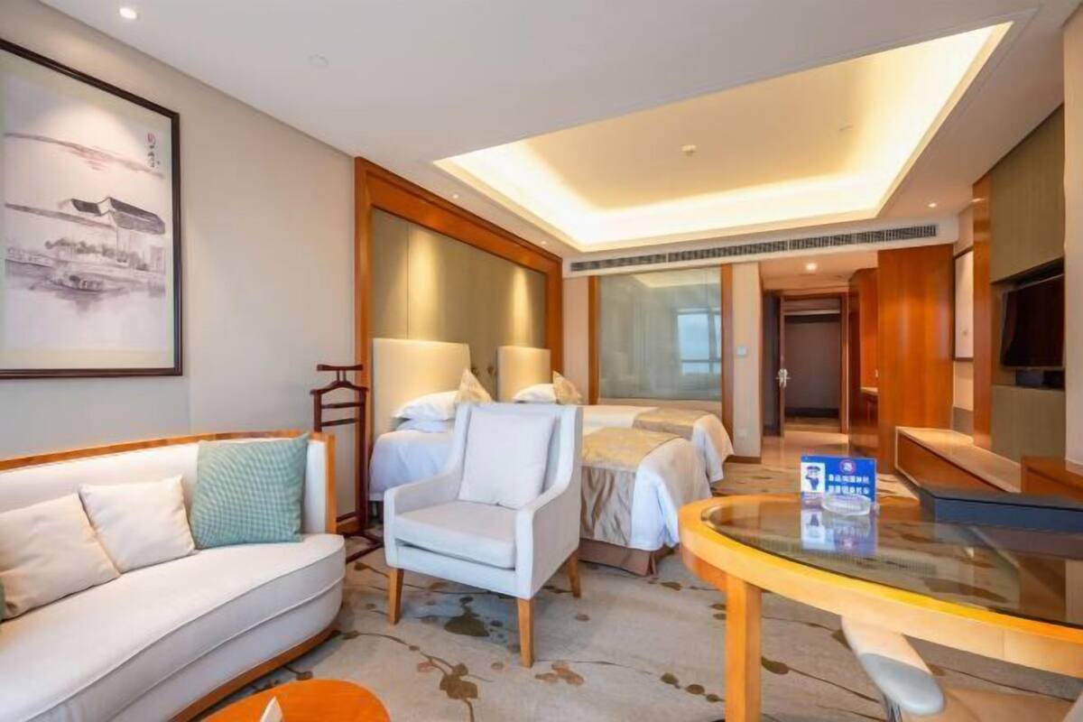 Minibar, Zimmersafe, Schreibtisch, Verdunkelungsvorhänge