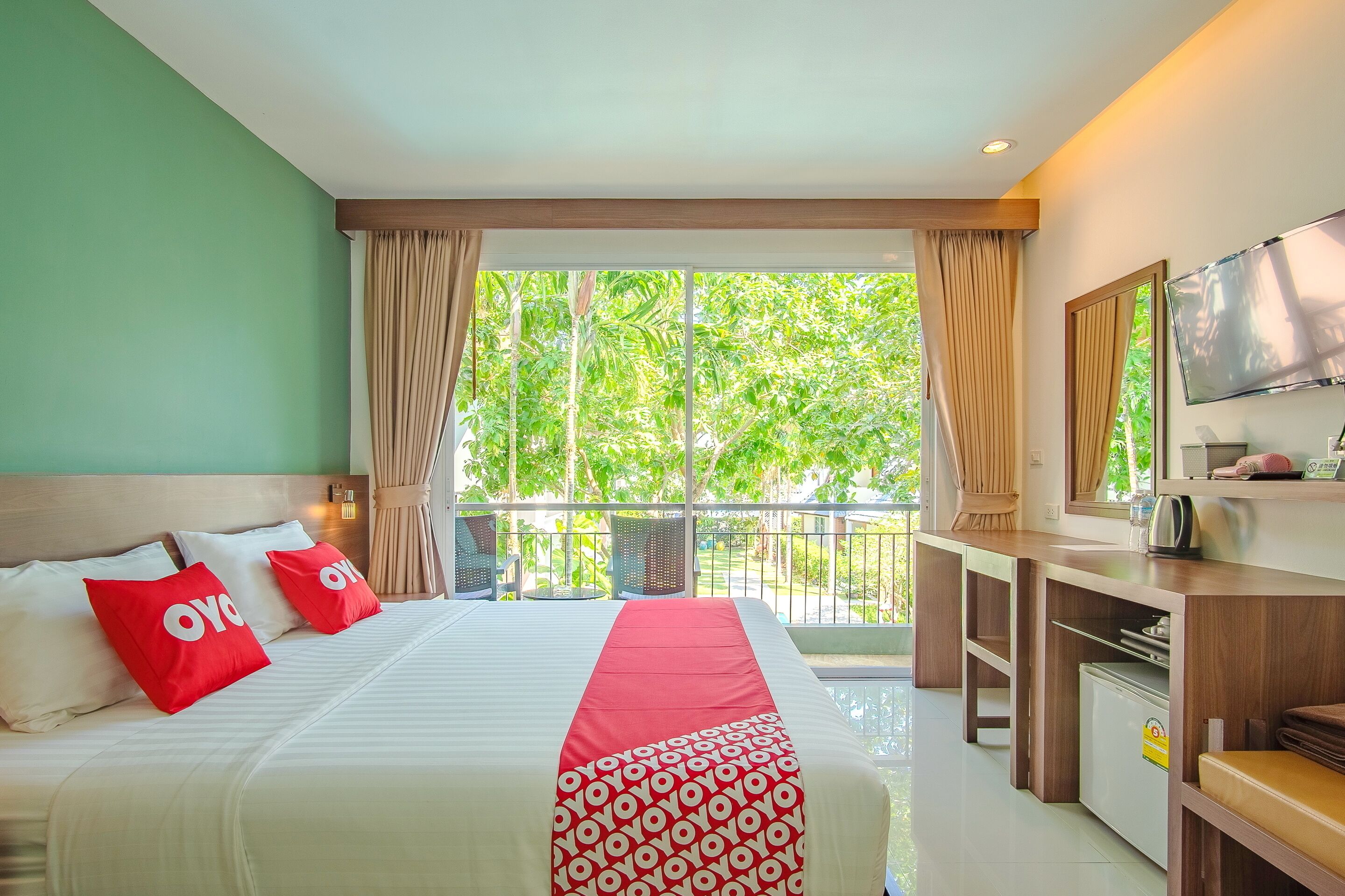 Deluxe tweepersoonskamer, uitzicht op zwembad | Uitzicht vanuit de kamer