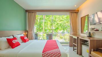 Deluxe tweepersoonskamer, uitzicht op zwembad | Uitzicht vanuit de kamer