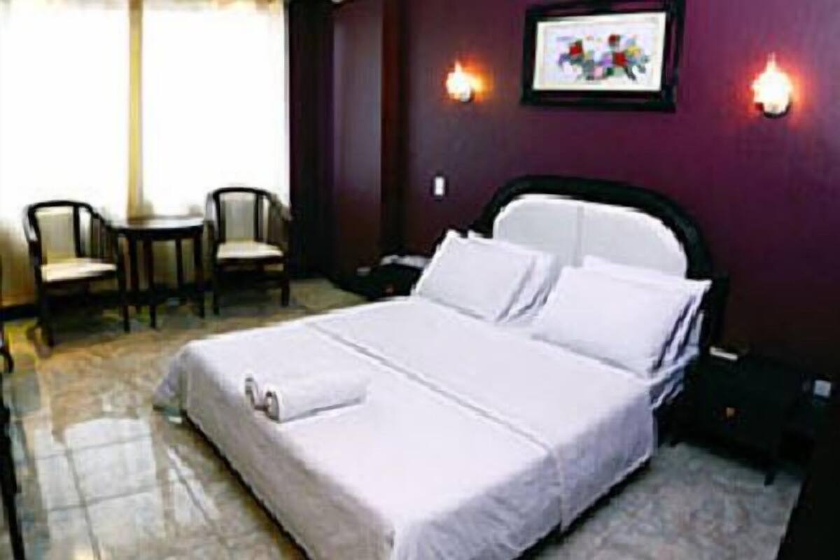 Deluxe Queen Room | In-room safe, desk
