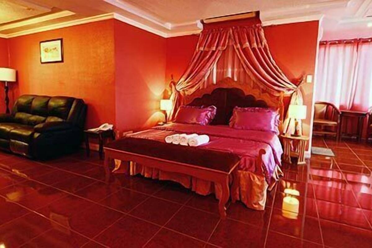 Honeymoon Suite | In-room safe, desk