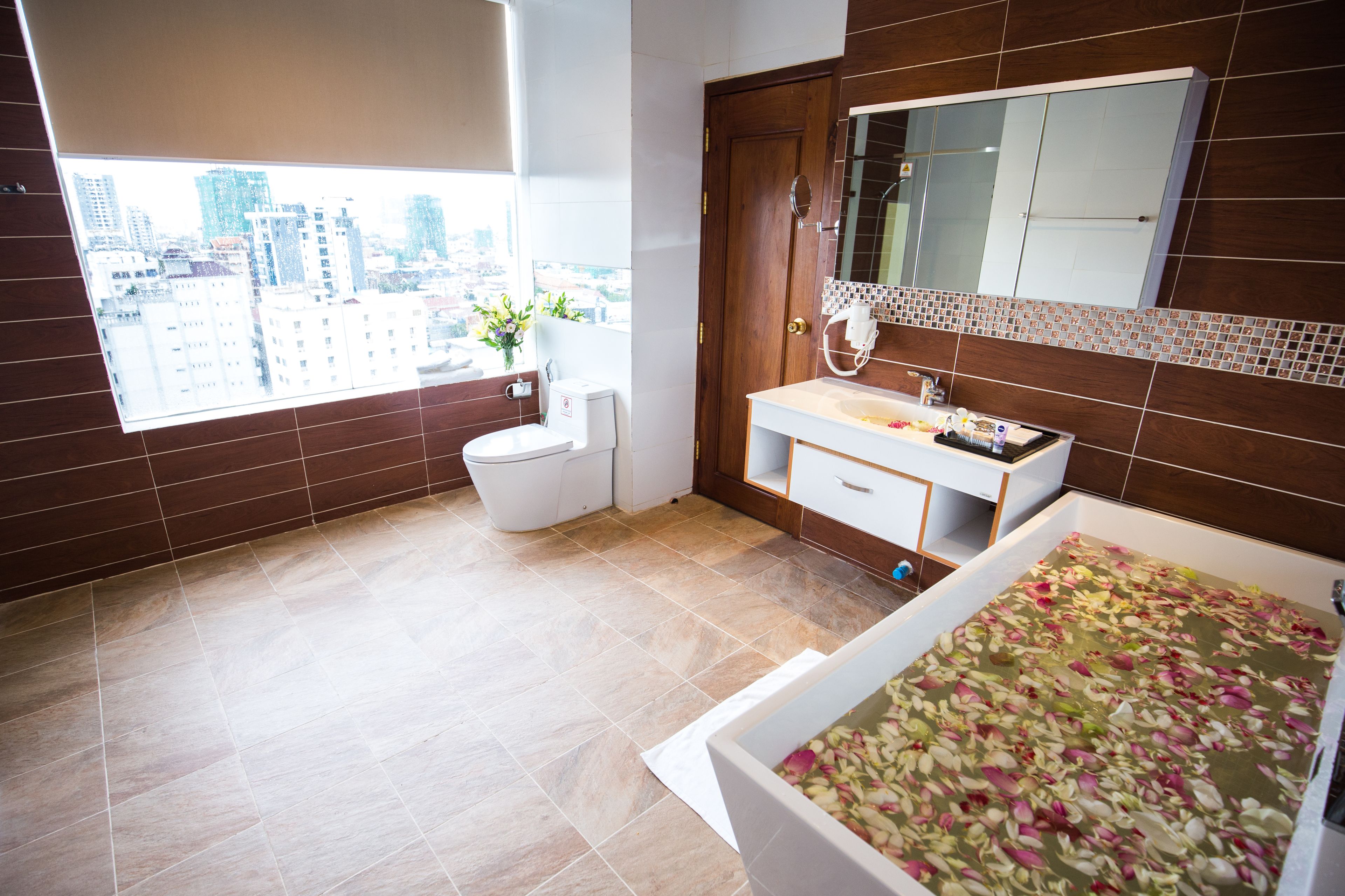 Une salle de bain moderne équipée d’une baignoire, de toilettes et d’un lavabo.