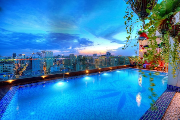 Outdoor pool, sun loungers