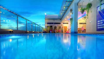 Außenpool, Liegestühle