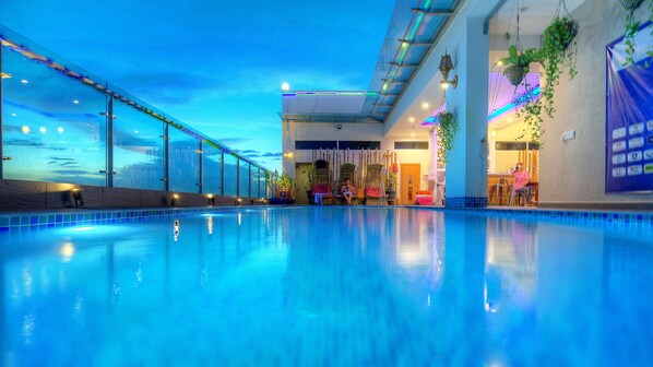 Outdoor pool, pool loungers - Orussey One Hotel & Apartment (Phnom Penh)