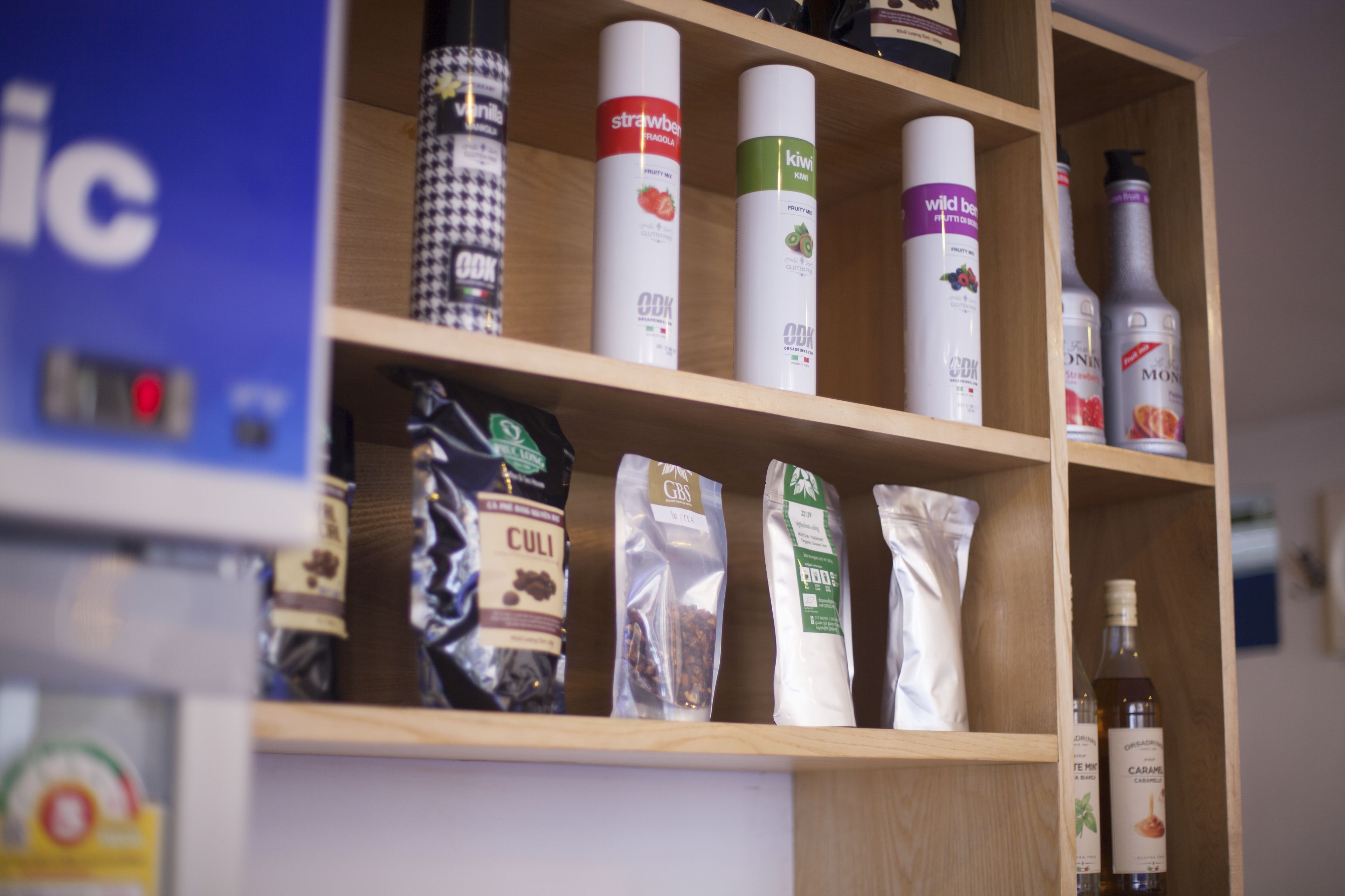 Una estantería con varios alimentos envasados y condimentos.