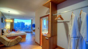 Een minibar, een kluis op de kamer, individueel gedecoreerd