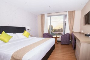 Hochwertige Bettwaren, Zimmersafe, Schreibtisch, schallisolierte Zimmer