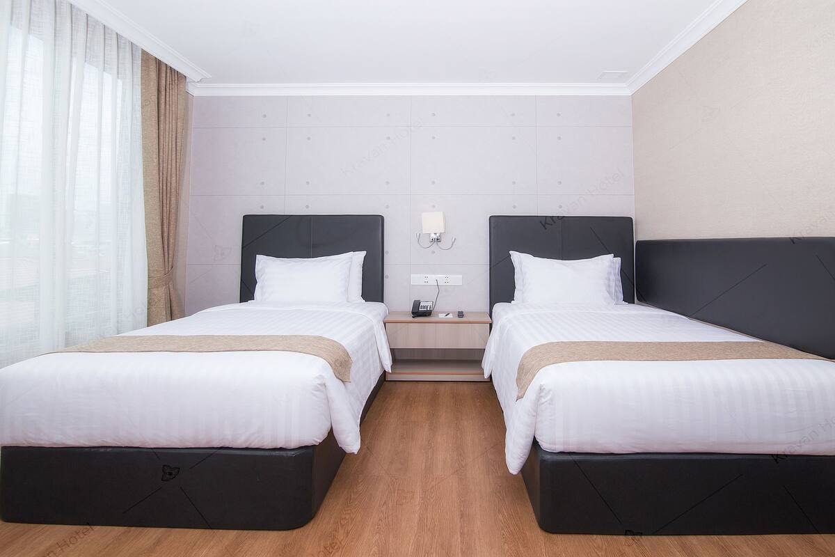 Hochwertige Bettwaren, Zimmersafe, Schreibtisch, schallisolierte Zimmer