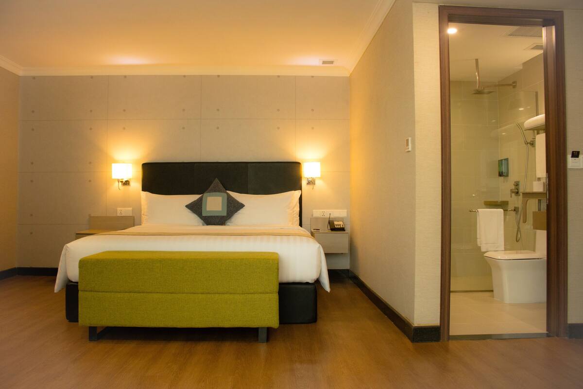 Deluxe Single Room | Premium bedding, in-room safe, desk, soundproofing