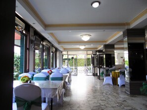 Breakfast, lunch, dinner served; Asian cuisine